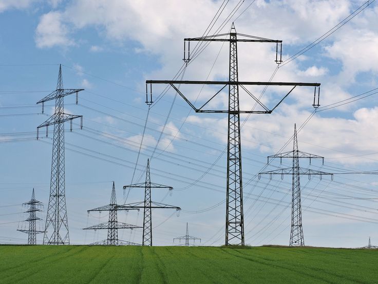 Leitungstrasse in Landschaft als Symbol für Infrastrukturplanung